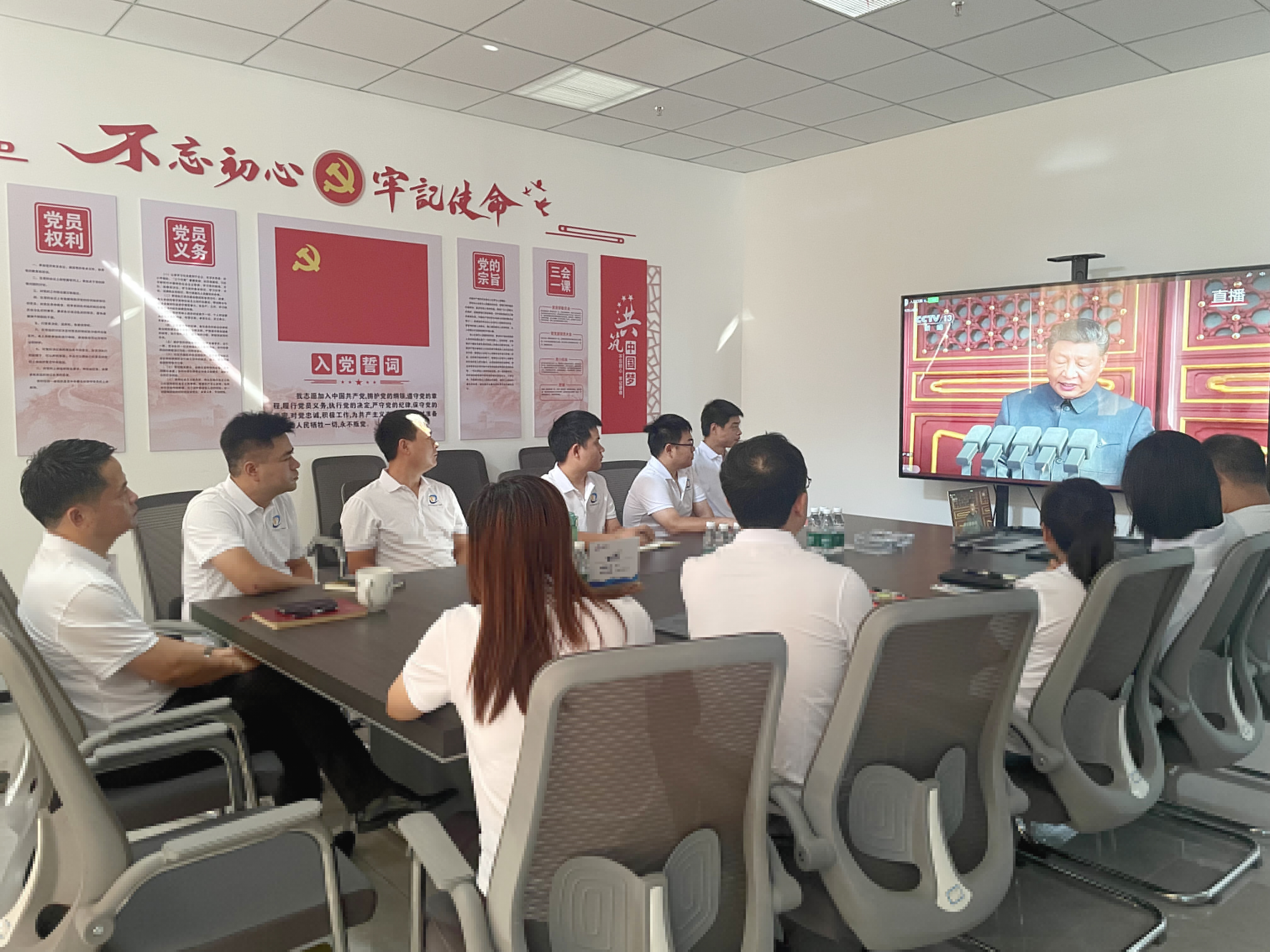 銘記抗戰榮光 汲取奮進力量 —— 中騰科技組織觀看抗戰勝利 80 周年閱兵直播